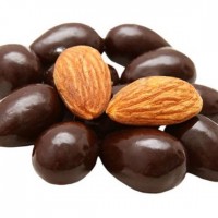 Миндаль в темном шоколаде